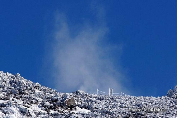硫黄山の噴気（県道より１月撮影）