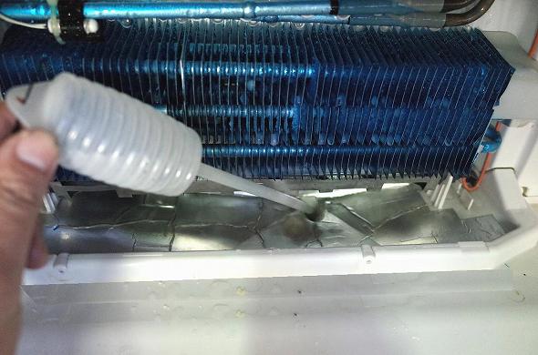 日立冷蔵庫 R-K401R ドレンパイプ詰まり修理