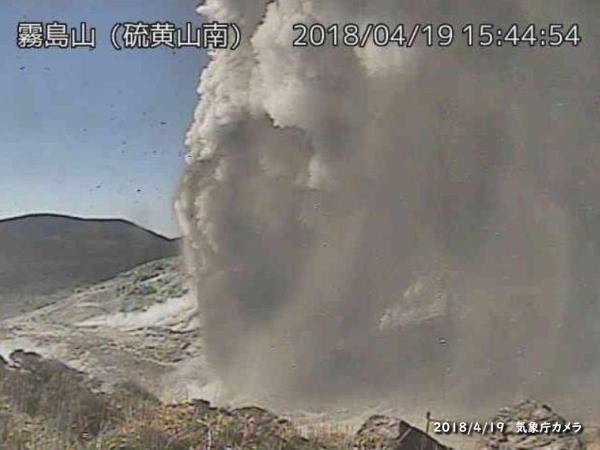 2018/4/19 硫黄山噴火　硫黄山南　気象庁カメラ画像
