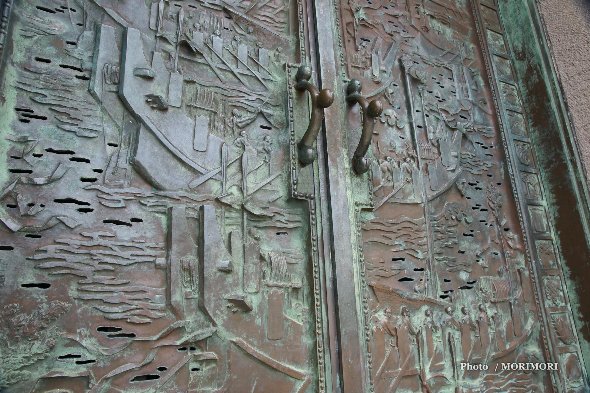 平和の塔　青銅製の扉